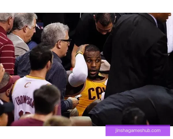 古德温倒地拼抢遭卡尔克布伦纳压伤 伤后返回更衣室接受治疗